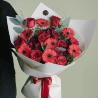 Buchet cu trandafiri roșii și gerbera