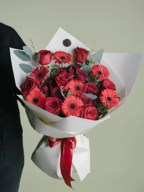 Buchet cu trandafiri roșii și gerbera