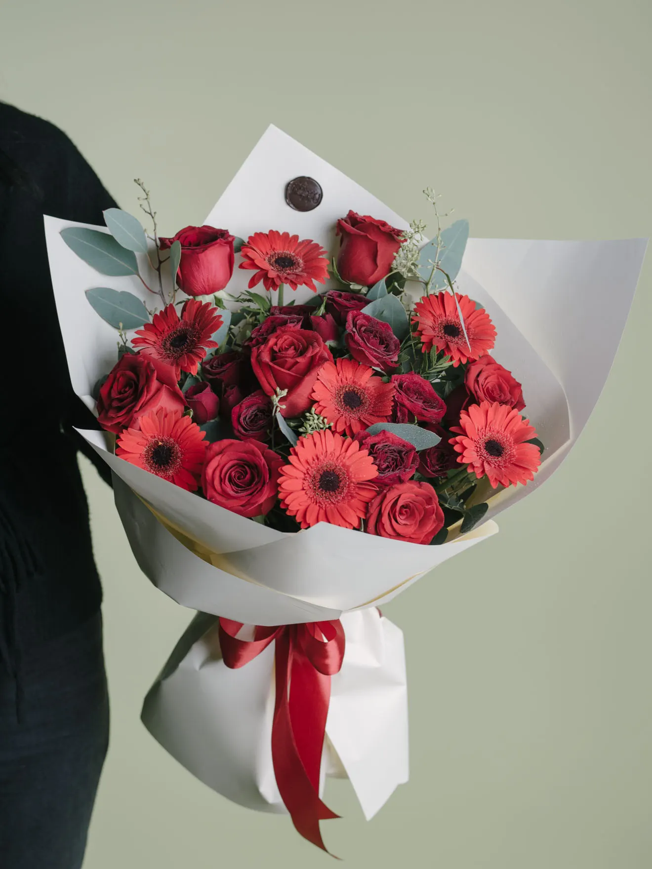 Buchet cu trandafiri roșii și gerbera