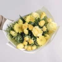 Buchet galben cu trandafiri, lalele și gerbera