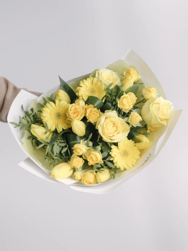 Buchet galben cu trandafiri, lalele și gerbera