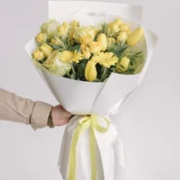 Buchet galben cu trandafiri, lalele și gerbera
