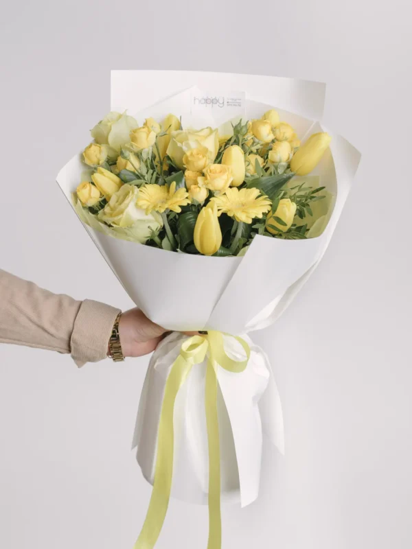 Buchet galben cu trandafiri, lalele și gerbera