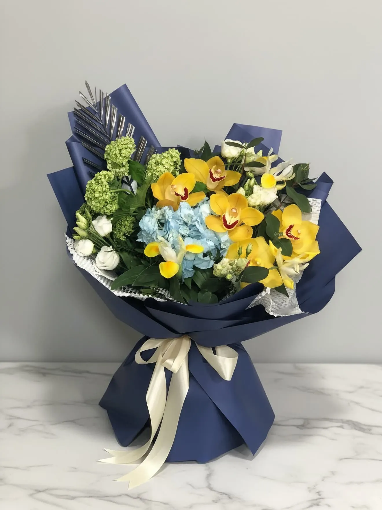 Buchet în nuanțe de albastru și galben