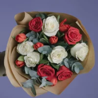 Buchet în nuanțe de roșu și alb