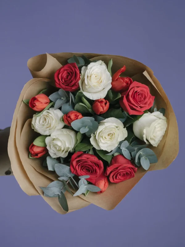 Buchet în nuanțe de roșu și alb