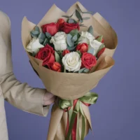 Buchet în nuanțe de roșu și alb