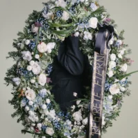 Coroană funerară cu flori albastre