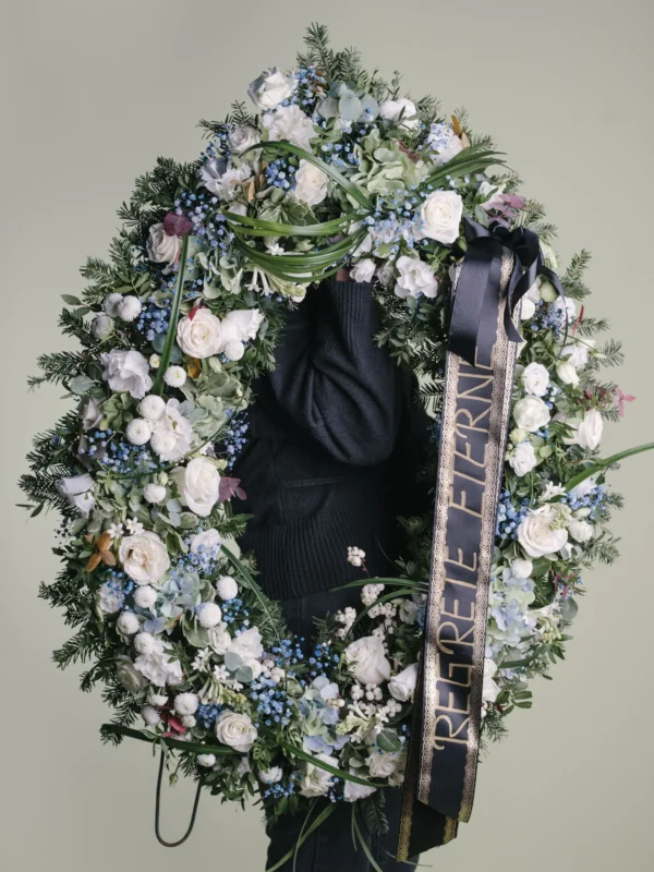 Coroană funerară cu flori albastre