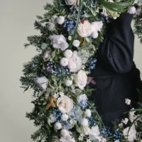 Coroană funerară cu flori albastre