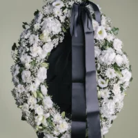 Coroană funerară în formă de lacrimă