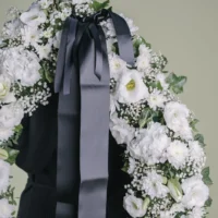Coroană funerară în formă de lacrimă