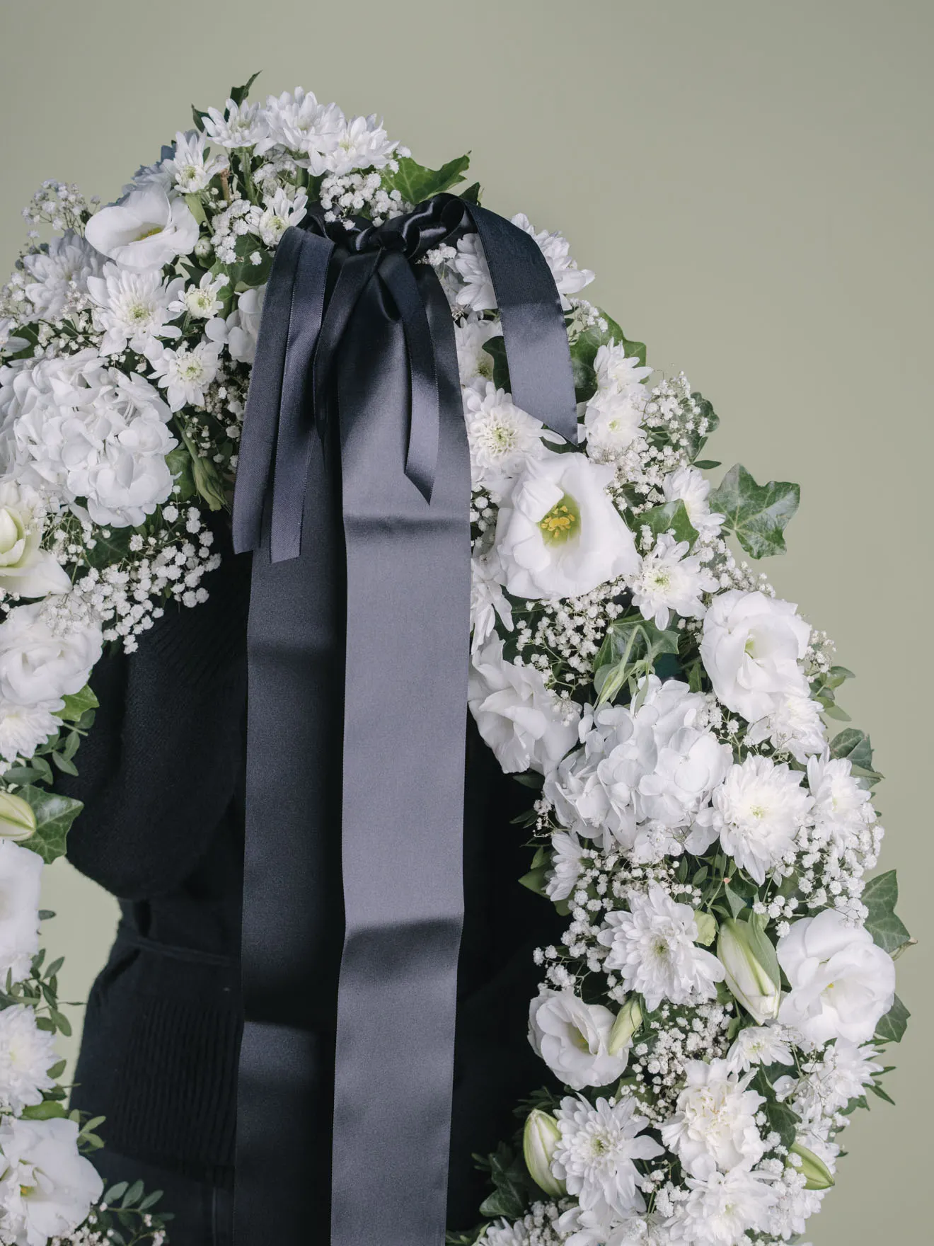 Coroană funerară în formă de lacrimă