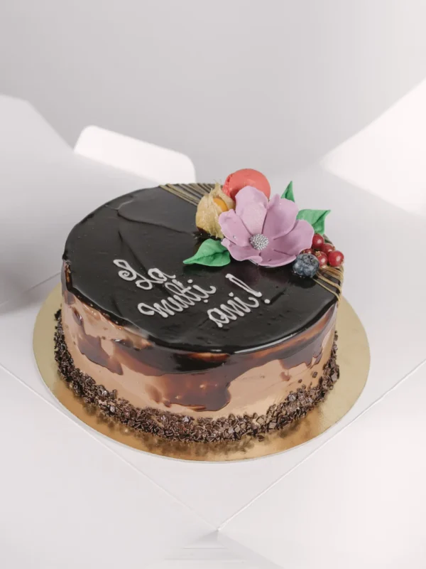 Tort cu floare de zahăr și fructe de pădure